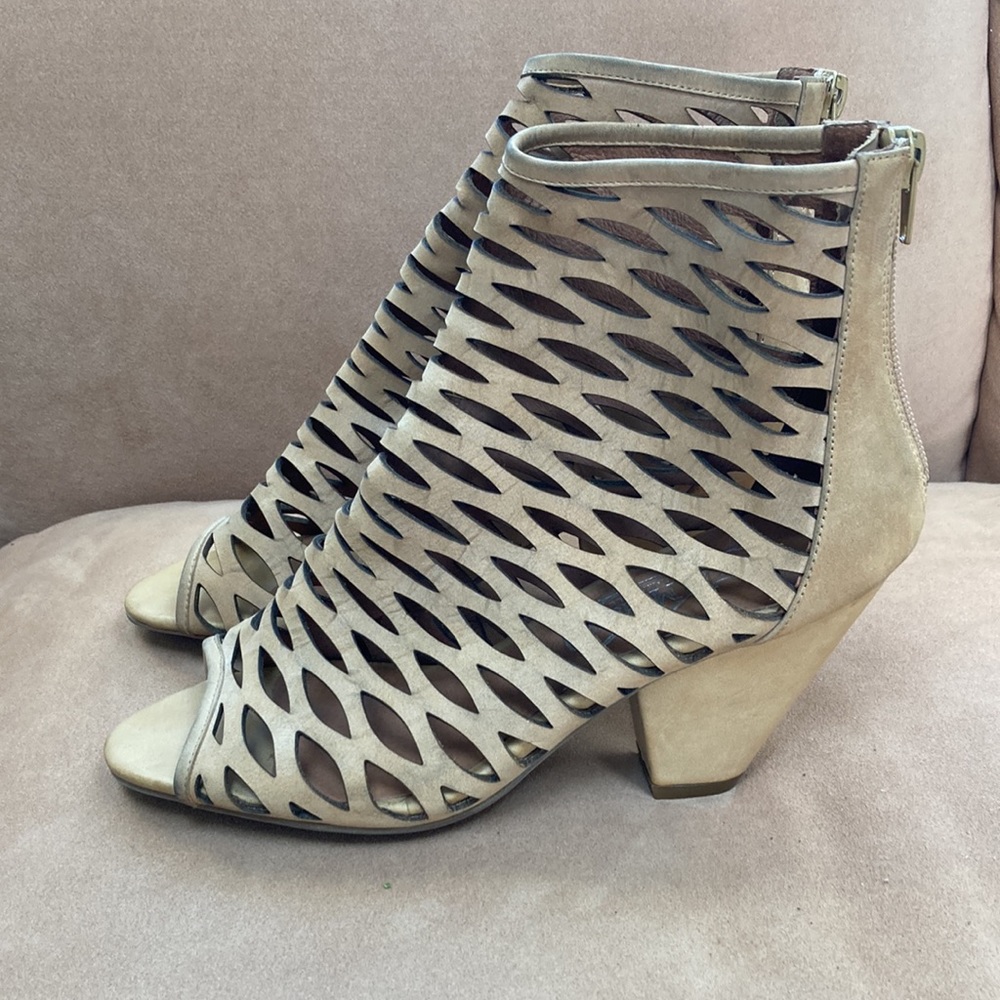 Jeffrey Campbell great moments size 7 new sexy ankle bootie with cutouts